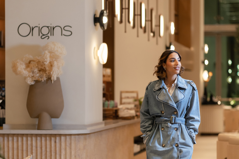 Woman arriving at Vida Dubai Mall’s Origins Lounge for Farm Fresh & Fabulous brunch experience in Dubai