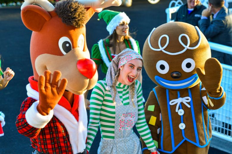 Mesmerising roaming performers and festive buskers dotted around the festival