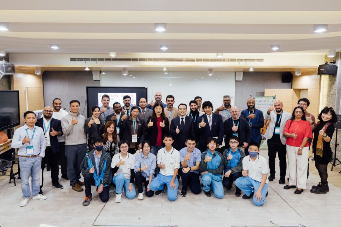 International educators visit Taiwanese classrooms during a cross-border education exchange focused on AI-driven pedagogy.