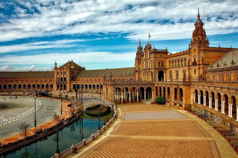 Tuition fees in Spain differ widely between public and private institutions