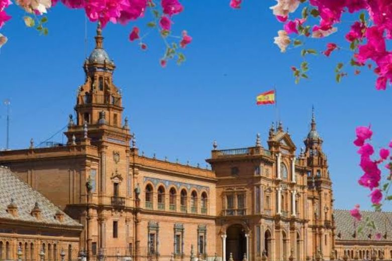 Teaching in Spain combines lectures with seminars and practical placements, giving students the opportunity to develop both theoretical understanding and real-world skills.