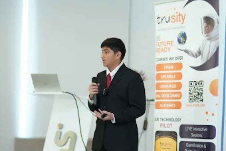 Student pitching innovation idea to mentors